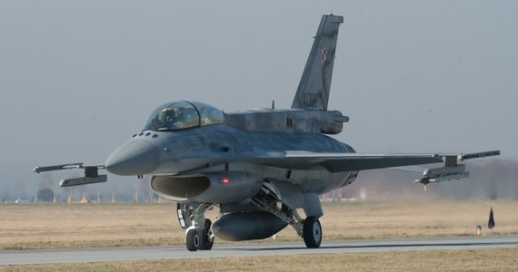 F-16, używany także przez polskie Siły Powietrzne, to najbardziej rozpowszechniony samolot bojowy na Zachodzie i wśród sprzymierzeńców USA na świecie. Amerykańskie samoloty tego typu przylatują w tym tygodniu na ćwiczenia do Polski.
