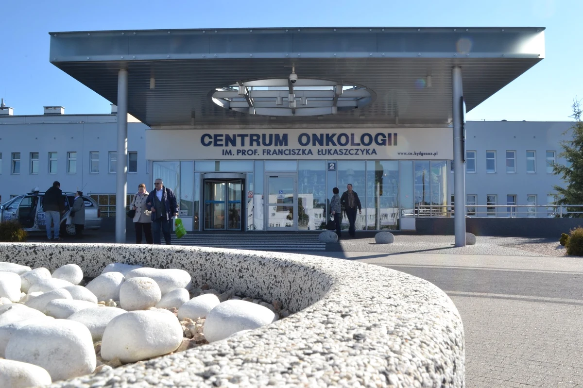 Zmniejszyły się kolejki w bydgoskim Centrum Onkologii. Jeszcze w grudniu na leczenie trzeba było czekać trzy miesiące. Teraz maksymalnie są to dwa tygodnie. To efekt pilotażowego programu, który szpital wprowadził w porozumieniu z Narodowym Funduszem Zdrowia na pierwszy kwartał tego roku. Już wiadomo jednak, że najprawdopodobniej utrzyma go do końca roku. 