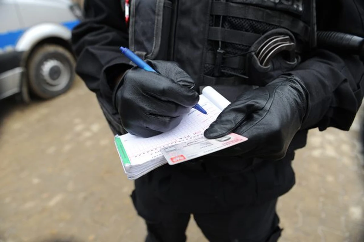 Szalejący na drodze kierowca, nawet jeśli znacząco przekroczył dozwoloną prędkość może łatwo wykpić się od kary za to wykroczenie. Kiedy odmówi wskazania, kto kierował pojazdem, tylko dostanie mandat tylko za tę odmowę, ale uniknie otrzymania punktów karnych - pisze "Rzeczpospolita".