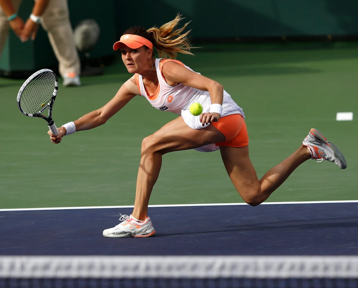 Agnieszka Radwańska awansowała do ćwierćfinału turnieju tenisowego WTA Tour na twardych kortach w Indian Wells (z pulą nagród 5,95 miliona dolarów). Polka, rozstawiona z numerem drugim, pokonała Francuzkę Alize Cornet (22.) w dwóch setach - 7:5, 6:3.