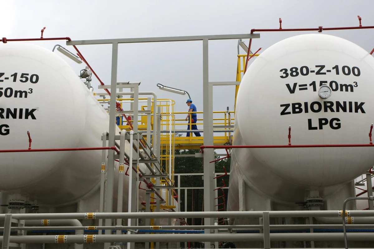 Zakończyła się akcja usuwania awarii na stacji paliw przy ul. Piłsudskiego w centrum Bełchatowa w Łódzkiem. Rozszczelnił się tam zbiornik z gazem LPG, trzeba było ewakuować 120 osób.