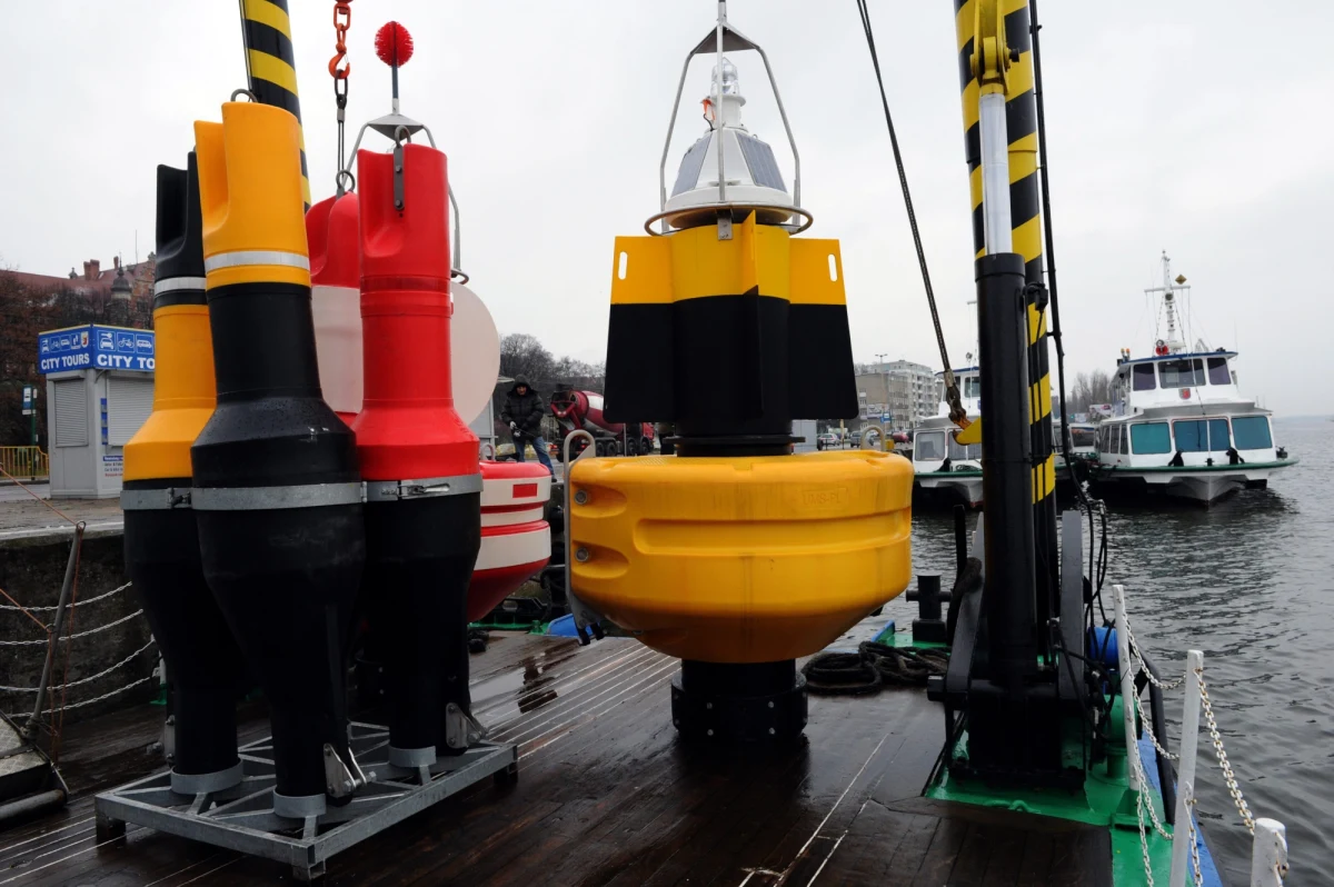 50 tys. złotych musiał w ubiegłym roku wyłożyć Urząd Morski ze Szczecina na naprawę znaków nawigacyjnych. Bez względu na to czy są na lądzie, czy na wodzie masowo padają łupem złomiarzy.