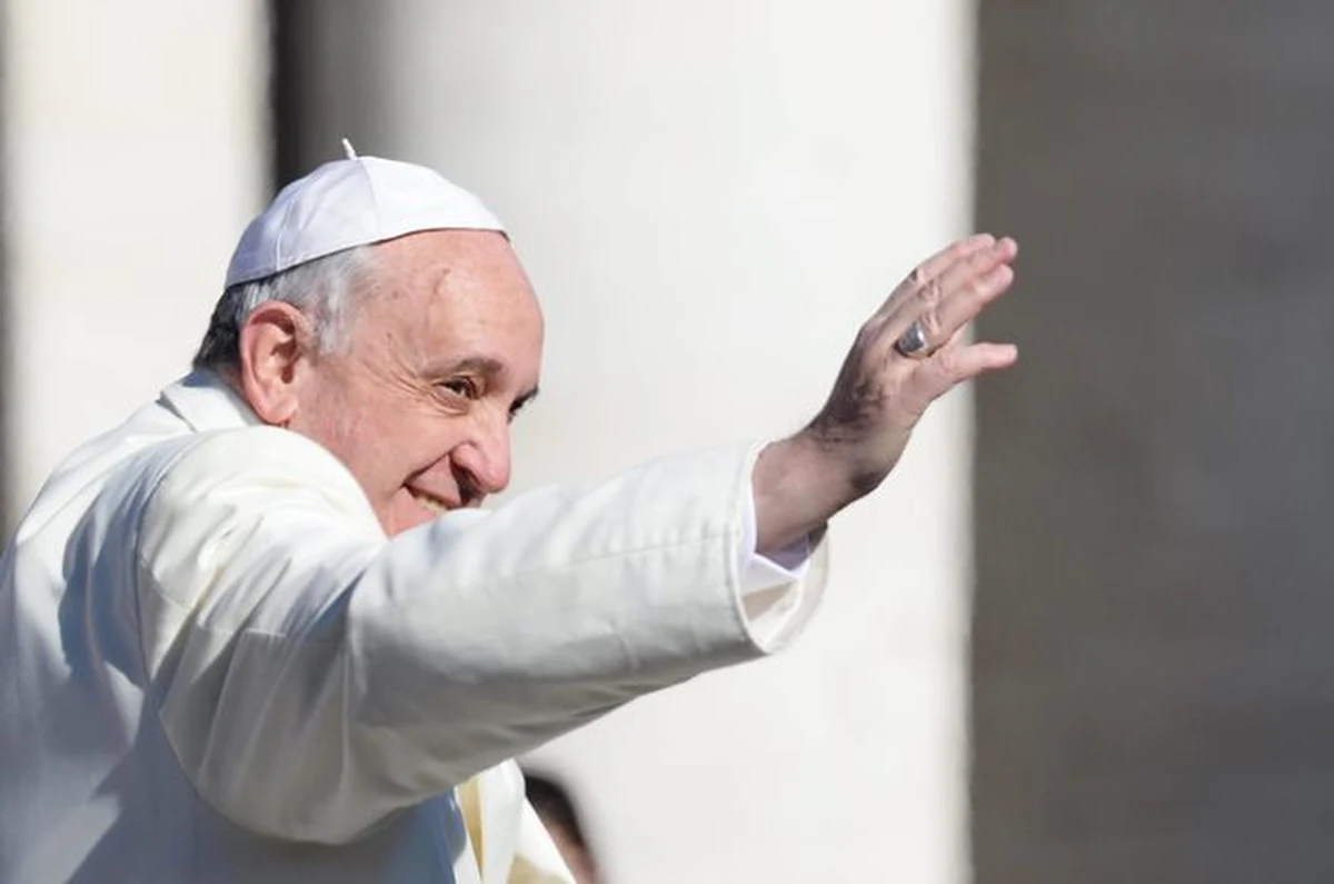 13 marca 2013 roku w Rzymie padało, było zimno, wietrznie i wszyscy czekali, że coś się zmieni. I zmieniło się o 19:06. To był drugi dzień konklawe, zwołanego w związku z rezygnacją papieża Benedykta XV. W piątym głosowaniu został wybrany na nowego papieża Argentyńczyk Jorge Mario Bergoglio.