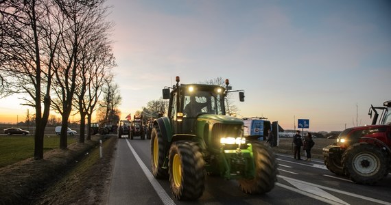 Rolnicy kontynuują blokadę dwóch dróg krajowych w województwie mazowieckim. "Dziewiętnastka" w Łosicach blokowana jest od wtorku, zaś krajowa "dwójka" w miejscowości Chromna w pow. siedleckim wczoraj po południu. 