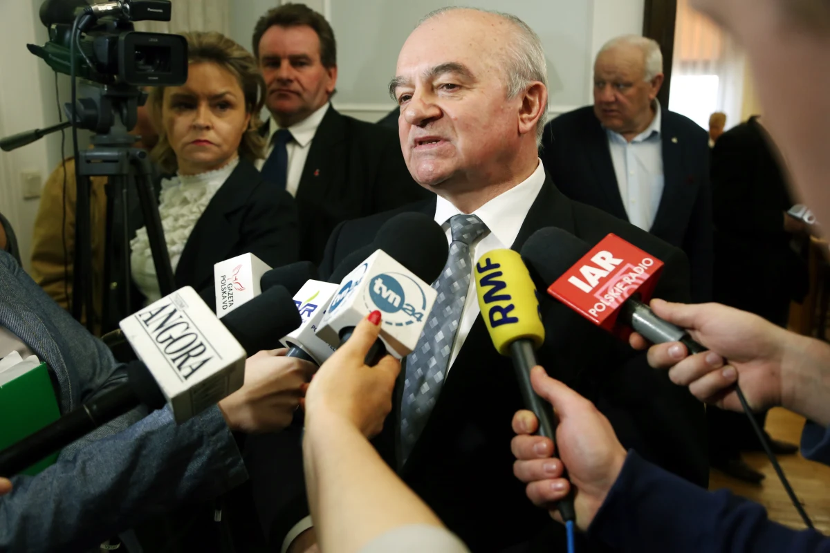 Stanisław Kalemba podał się do dymisji ze stanowiska ministra rolnictwa. Przyznał, że powodem jest brak realizacji ustaleń rządu w sprawie zwalczania skutków afrykańskiego pomoru świń. Jego ustąpienia żądał szef Ludowców Janusz Piechociński. Od dwóch dni hodowcy trzody protestują na drogach. Domagają się wprowadzenia interwencyjnego skupu. 