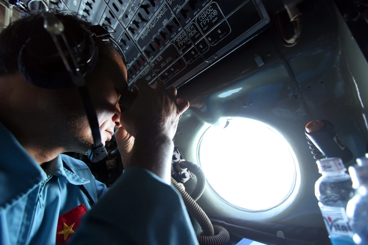 Przedstawiciel Malezji nazwał fałszywymi doniesienia amerykańskiej prasy, jakoby samolot Malaysia Airlines z 239 osobami na pokładzie już po utracie kontaktu z kontrolerami lotów, leciał przez kolejne cztery godziny. Takie spekulacje pojawiły się dziś w dzienniku "Wall Street Journal". 