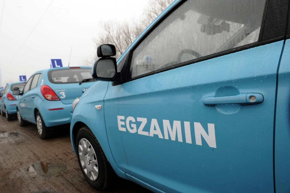 Siedem kolejnych osób usłyszało zarzuty w sprawie korupcji  przy wydawaniu praw jazdy w Małopolskim Ośrodku Ruchu Drogowego w Tarnowie. Wśród podejrzanych jest właściciel szkoły nauki jazdy, któremu zarzucono powoływanie się na wpływy w tarnowskim MORD i przyjęcie 1000 złotych łapówki. Pozostałe osoby są podejrzane o wręczanie pieniędzy.