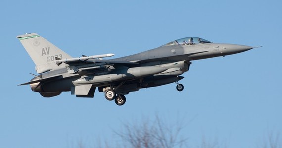 Pierwsza tura samolotów F-16 przyleciała na ćwiczenia do 32. Bazy Lotnictwa Taktycznego w Łasku w Łódzkiem z bazy w Aviano we Włoszech - potwierdziła ambasada USA w Warszawie. Zapowiedziała, że pozostałe maszyny przylecą do końca tygodnia.
