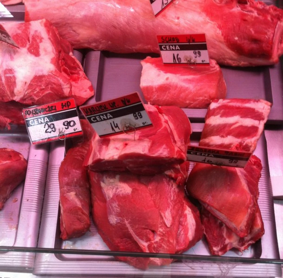 Zaczęło się pod koniec stycznia - Rosja wprowadziła embargo na import mięsa wieprzowego. Dwa tygodnie później znaleziono w Polsce dwa chore dziki, które zamknęły przed naszą wieprzowiną praktycznie cały świat z wyjątkiem Hongkongu. Rynek zaczął się dławić nadmiarem mięsa i ceny skupu świń spadły nawet o 40 proc.