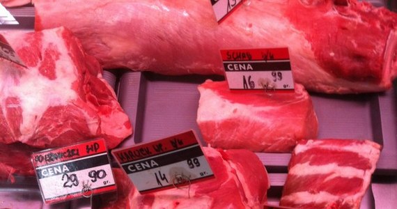 Zaczęło się pod koniec stycznia - Rosja wprowadziła embargo na import mięsa wieprzowego. Dwa tygodnie później znaleziono w Polsce dwa chore dziki, które zamknęły przed naszą wieprzowiną praktycznie cały świat z wyjątkiem Hongkongu. Rynek zaczął się dławić nadmiarem mięsa i ceny skupu świń spadły nawet o 40 proc.