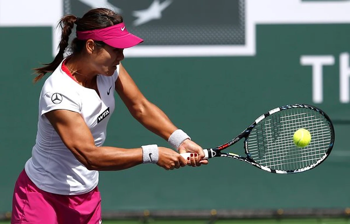 Najwyżej rozstawiona Chinka Na Li pokonała Słowaczkę Dominikę Cibulkovą (nr 12.) 6:3, 4:6, 6:3 i została trzecią półfinalistką turnieju WTA Tour w kalifornijskim Indian Wells (pula nagród 5,95 mln dolarów). W środę awansowała m.in. Agnieszka Radwańska.