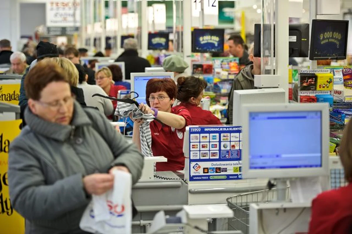 Pracując w dyskoncie przy kasie, można dostać 2,6 tys. zł brutto, prawie o jedną trzecią więcej, niż wynosi pensja minimalna. Płace zaczynają rosnąć, bo hipermarkety zarabiają krocie i chcą poprawić sobie wizerunek - pisze "Gazeta Wyborcza".