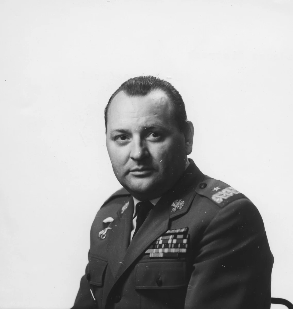 Szykuje się kolejny skandal z pochówkiem odznaczonego Orderem Virtuti Militari komunistycznego generała na Powązkach Wojskowych z udziałem Kompanii Reprezentacyjnej Wojska Polskiego. Zmarł bowiem gen. Tadeusz Pietrzak, który w swej bogatej karierze był m.in. komendantem wojewódzkim Milicji Obywatelskiej w Poznaniu w trakcie wydarzeń czerwca 1956 roku, zastępcą szefa Informacji Wojskowej, wiceministrem spraw wewnętrznych (w latach 1968-1978), Komendantem Głównym MO, a w grudniu 1970 roku uczestniczył w naradzie w gabinecie I sekretarza Komitetu Centralnego Polskiej Zjednoczonej Partii Robotniczej Władysława Gomułki, podczas której podjęto decyzję o użyciu broni wobec protestujących na Wybrzeżu, co skrzętnie przypomniał w portalu wPolityce Tadeusz Płużański. Pogrzeb z honorami w godnym miejscu przysługuje mu z urzędu jako generałowi i kawalerowi VM.