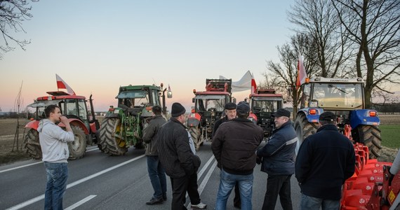 Rolnicy z Mazowsza wstrzymują się z akcją protestacyjną w Warszawie. Czekają na Marka Sawickiego, kandydata na nowego ministra rolnictwa, który ma do nich przyjechać po południu z konkretnymi propozycjami. 