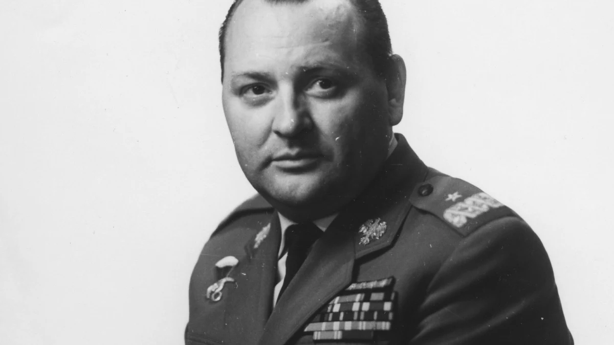 Pogrzeb komunistycznego generała Tadeusza Pietrzaka na warszawskich Powązkach odbył się bez ceremoniału wojskowego. Zgodnie z wcześniejszymi planami, miał on być pochowany z asystą honorową. Ministerstwo Obrony Narodowej zmieniło zdanie w tej sprawie. 