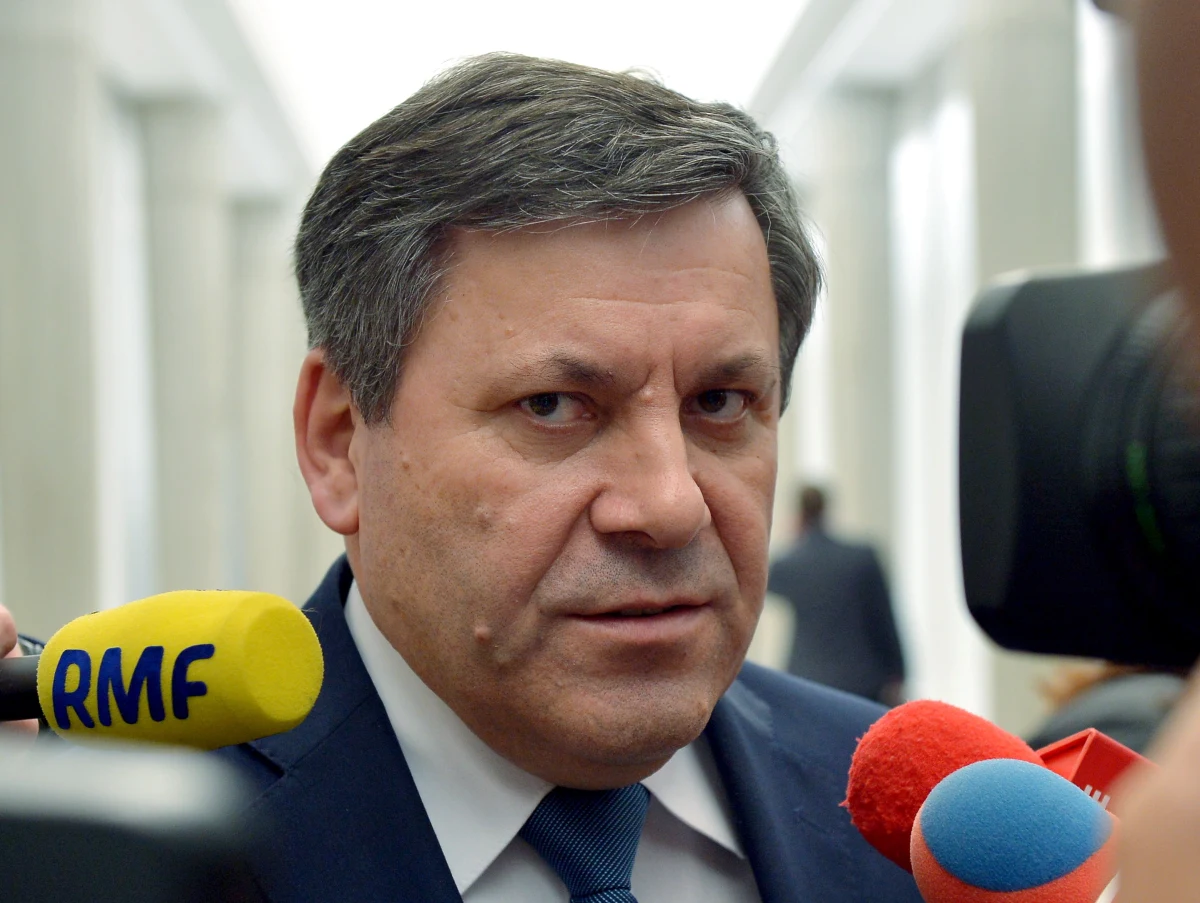 ​"Państwo zawiodło, nie stanęło na wysokości zadania. Skończył się czas gadania, trzeba działać" - mówił wicepremier Janusz Piechociński do rolników blokujących od wtorku krajową drogę numer 19 w Łosicach na Mazowszu. Jak deklarował minister "w ciągu tygodnia w Łosicach będzie minister Sawicki i jego ludzie, którzy przedstawią program dla poszczególnych grup gospodarstw".