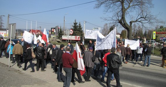 Przez ponad godzinę kolejarze z małopolskiej Solidarności oraz mieszkańcy Podhala blokowali zakopiankę w Rabce. Protestowali w ten sposób przeciwko m.in. wyłączeniu z ruchu szlaku kolejowego Kraków-Zakopane. 