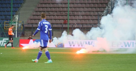 Prawie 500 zakazów stadionowych wyda Wisła Kraków. Chodzi o zakaz sprzedaży biletów na najbliższy mecz z Zawiszą Bydgoszcz dla osób, które zdaniem klubu mają związek z wystrzeleniem rac spoza stadionu podczas meczu z Ruchem Chorzów. 