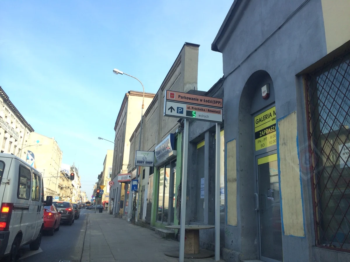 Parkowanie "na grzybku" - to nowatorskie rozwiązanie zastosowane w Łodzi. Chodzi o to, że specjalny czujnik-grzybek wykrywa, gdy nad nim znajduje się samochód. Tę informację przesyła do systemu na specjalnej tablicy, na której podawana jest liczba  wolnych miejsc do zaparkowania.