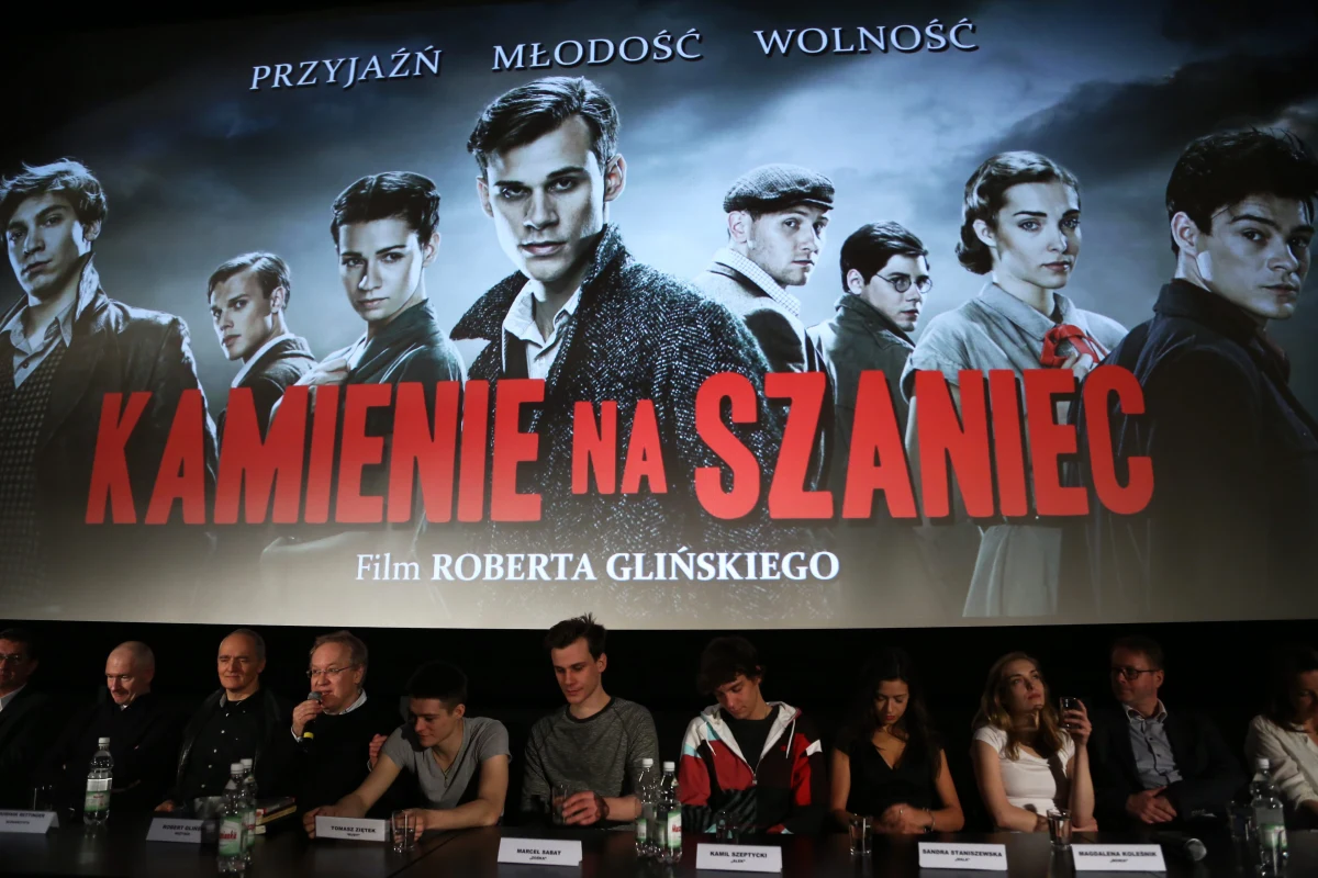 Ponad 250 tysięcy widzów (przeszło 100 tysięcy w pierwszy weekend po premierze), obejrzało już film Roberta Glińskiego "Kamienie na szaniec". Główne role w obrazie inspirowanym książką Aleksandra Kamińskiego zagrali Marcel Sabat i Tomasz Ziętek, którzy wcielili się w Tadeusza Zawadzkiego "Zośkę" i Jana Bytnara "Rudego". 
