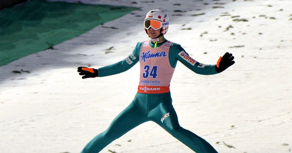 Kamil Stoch był piąty po dwóch seriach mistrzostw świata w lotach narciarskich w Harrachovie. Prowadzi Niemiec Severin Freund. Drugi jest Norweg Anders Bardal, a trzeci Słoweniec Peter Prevc. W sobotę dwie kolejne serie, kończące rywalizację indywidualną. Groźnie wyglądający wypadek miał Czech Antonin Hajek. 