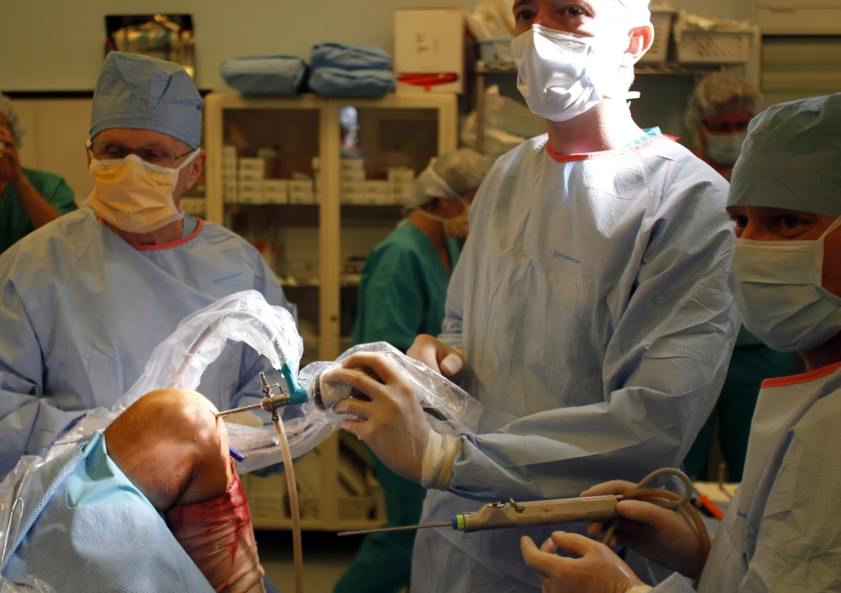 "Ciągle panują opinie, dla mnie zaskakujące, które z dużym dystansem odnoszą się do transplantacji. Niestety krążą również w środowisku medycznym" - mówi w rozmowie z dziennikarką RMF FM Anną Kropaczek Wojciech Marcinkowski, główny ekspert medyczny kampanii "Drugie życie". "Wleczemy się w ogonie Europy jeżeli chodzi o liczbę dawców, zarówno zmarłych, jak i żywych. Mamy jeden z najgorszych wyników w Europie. Za nami jest chyba tylko Litwa" - podkreśla.