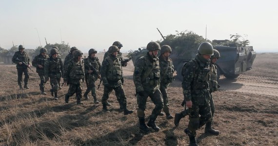 "Ukraińscy żołnierze nie porzucą Krymu i pozostaną w swych bazach na półwyspie niezależnie od rozwoju sytuacji" - oświadczył minister obrony Ukrainy Ihor Teniuch. Zapewnił, że "wojsko jest dziś w stanie bronić państwa".