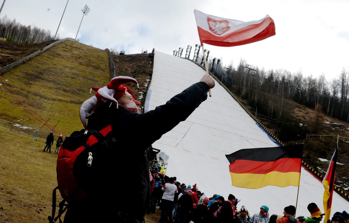 Pogoda w czeskim Harrachovie, gdzie rozgrywane są mistrzostwa świata w lotach narciarskich, mocno daje się we znaki skoczkom i organizatorom. Od rana wieje tam silny, zmienny wiatr dochodzący w porywach do 12 m/s, poza tym pada deszcz ze śniegiem. Trzecia seria konkursowa została przez to przesunięta o ponad dwie godziny - na 18:15.