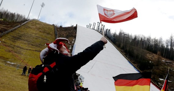 Z powodu zbyt silnego wiatru odwołano dwie serie skoków w mistrzostwach świata w lotach narciarskich w Harrachovie. Zwycięstwo zapewnił sobie już w piątek Niemiec Severin Freund, a Kamil Stoch zajął 5. miejsce.