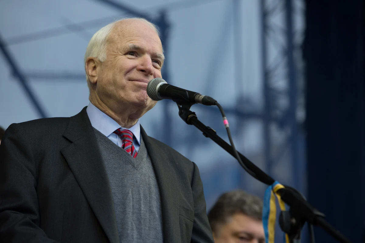 "Musimy uznać Władimira Putina za zwykłego pułkownika KGB, którym przecież jest. I w ten sposób go traktować" - twierdzi w ekskluzywnej rozmowie z dziennikarzem RMF FM Krzysztofem Berendą wpływowy amerykański senator John McCain, były kandydat republikanów na prezydenta Stanów Zjednoczonych. "Musimy zbudować zjednoczony front przeciw Putinowi, wprowadzić ostre sankcje, a przede wszystkim - być gotowi na ukaranie go za wszystkie akty agresji, których się dopuszcza" - dodaje. 