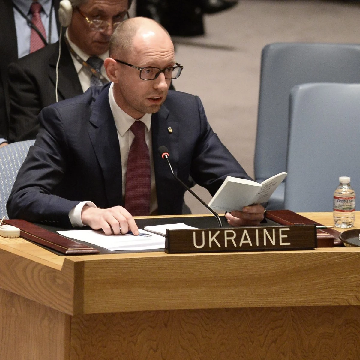 Ukraina domaga się od Rosji zwrotu mienia, które Moskwa przejęła po rozpadzie Związku Radzieckiego. Premier Arsenij Jaceniuk stwierdził, że Rosja dokonała tego przejęcia wbrew prawu. Polecił już opracowanie dokumentacji ws. "ochrony interesów narodowych przy podziale mienia po ZSRR", w skład którego Ukraina wchodziła do 1991 roku.