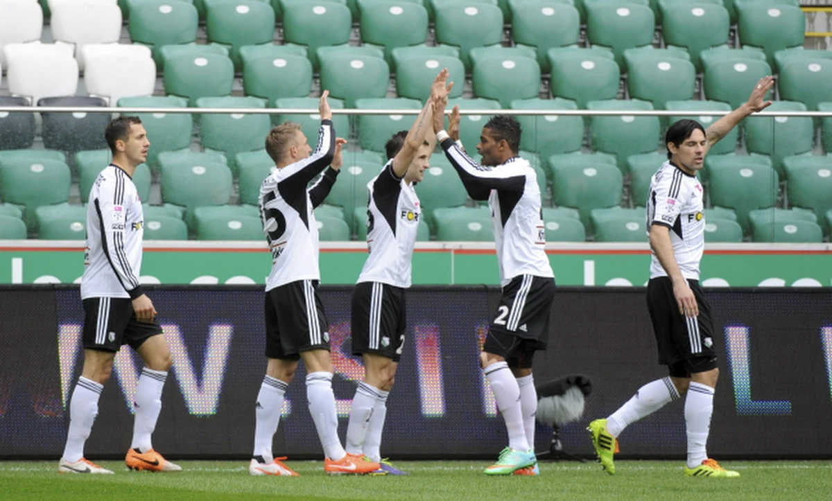Legia Warszawa prowadziła po pierwszej połowie 2:0, ale ostatecznie tylko zremisowała 2:2 z krakowską Wisłą w meczu 26. Kolejki piłkarskiej Ekstraklasy. Mecz odbył się bez udziału publiczności. 
