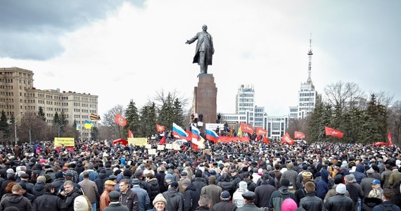 Kilkusetosobowa demonstracja prorosyjskich aktywistów zebrała się przed polskim konsulatem w Charkowie. Protestujący krzyczeli m.in. "Polska, won!", "W d... mamy Europę". 