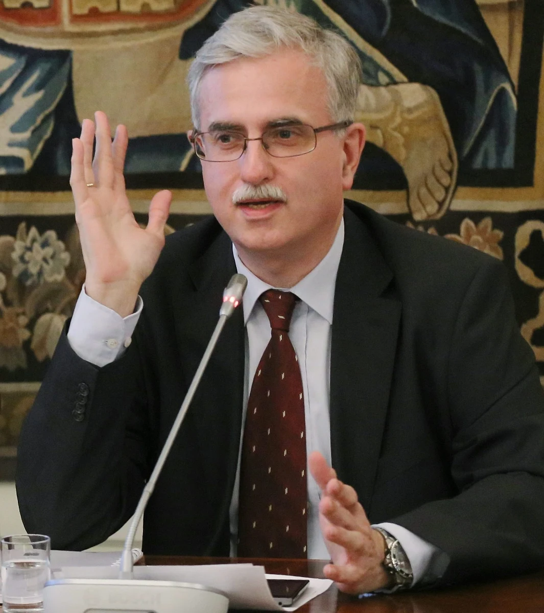 "Rosyjska agresja na Krymie kompletnie zmienia sytuację międzynarodową. Tworzy precedens. Jeżeli Rosja może sobie wysłać wojska pod pretekstem obrony swoich obywateli na Krym, to jutro być może wyśle je gdziekolwiek indziej -  na przykład do Kirgistanu, który poparł nowe władze w Kijowie, albo do innych byłych republik radzieckich" - mówi w RMF FM Piotr Kościński, ekspert Polskiego Instytutu Spraw Międzynarodowych. "Takie bronienie Rosjan za granicą to coś nie do przyjęcia we współczesnym świecie" - podkreśla.