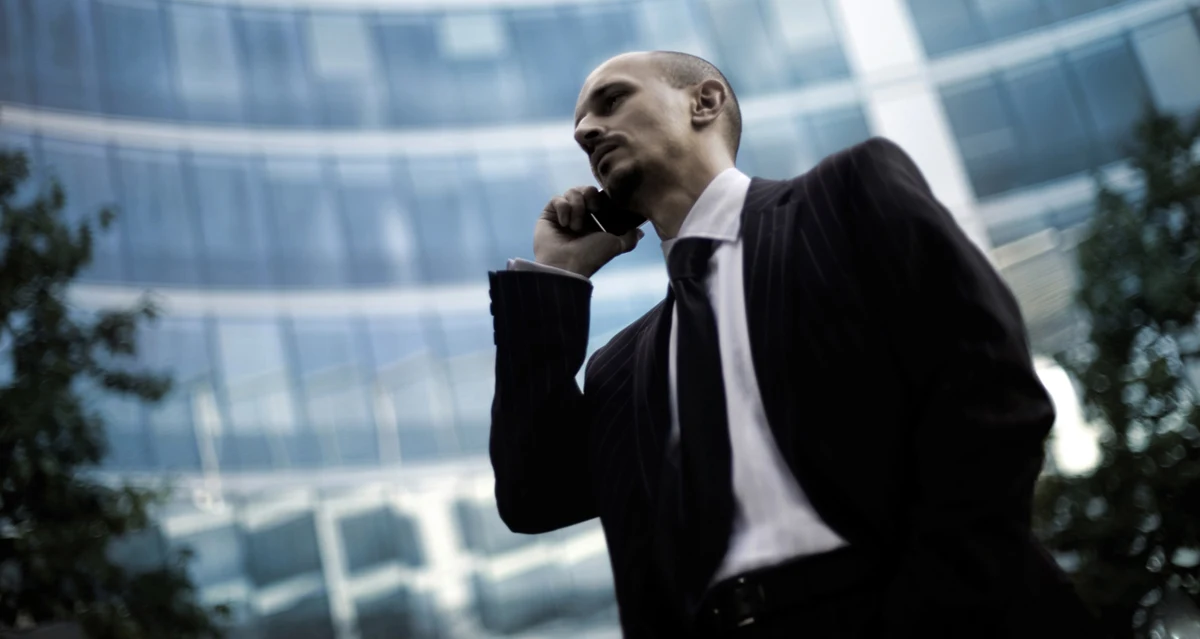 Jeszcze 20 lat temu telefon komórkowy był prawdziwym wydarzeniem, raczej atrybutem biznesmena niż przeciętnego Kowalskiego. W podręcznikach do savoir-vivre’u z tamtych lat uwrażliwiało się więc czytelników, by telefonu nie używali do podkreślania swojego statusu finansowego. Wydaje się, że dziś ten argument stracił na ważności. Telefony mamy bowiem wszyscy i niewiele się tak naprawdę od siebie różnią. Wciąż jednak warto pamiętać o kilku zasadach, które odnoszą się do używania tego gadżetu i do telefonowania w ogóle.