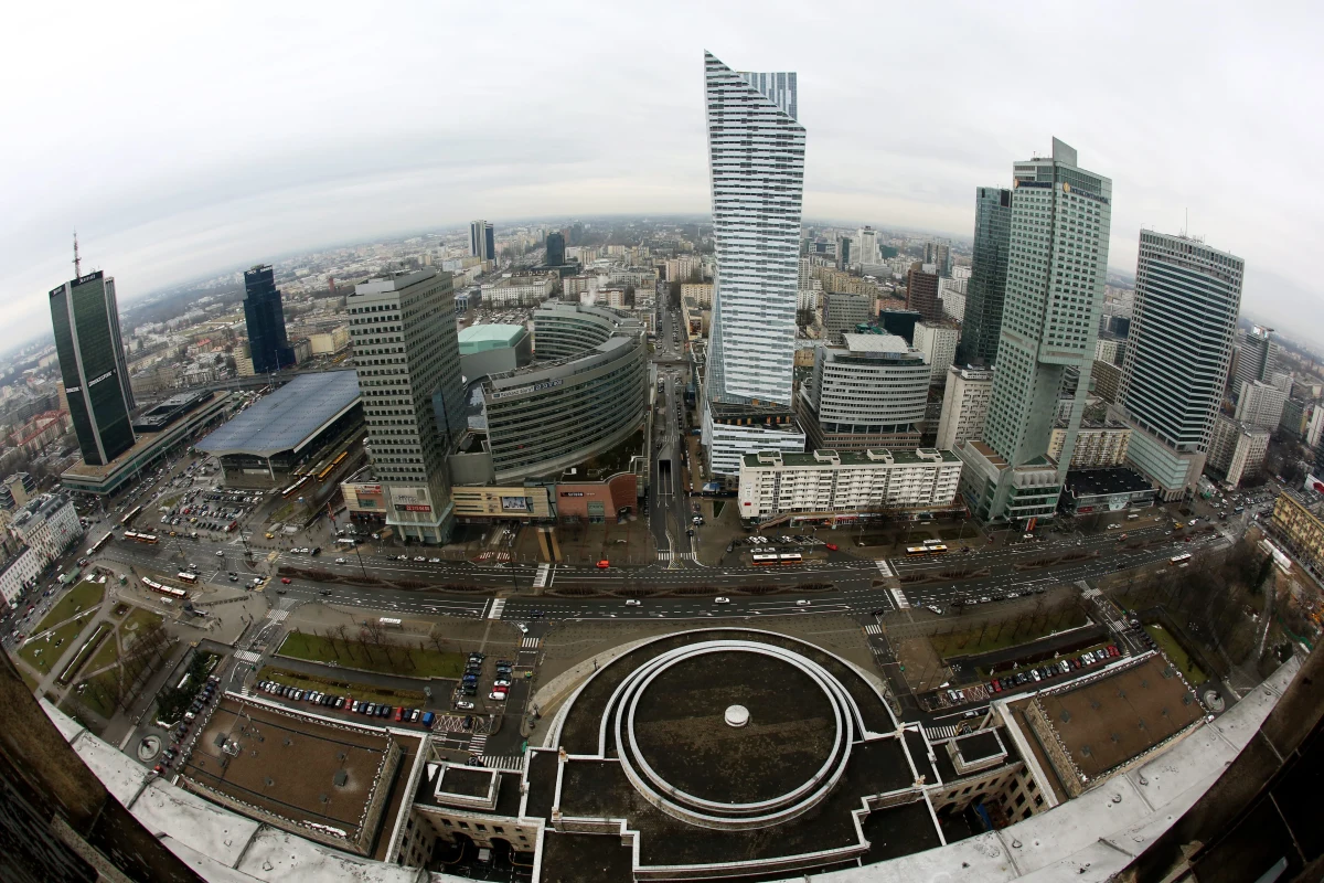 W ostatnim ćwierćwieczu aż w połowie miast wojewódzkich skurczyła się liczba mieszkańców, zarówno tych stałych jak i zameldowanych na pobyt czasowy ponad trzy miesiące - czytamy w "Dzienniku Gazecie Prawnej". Gdyby nie tzw. słoiki, czyli ludność napływowa - kurczyłaby się również Warszawa. 