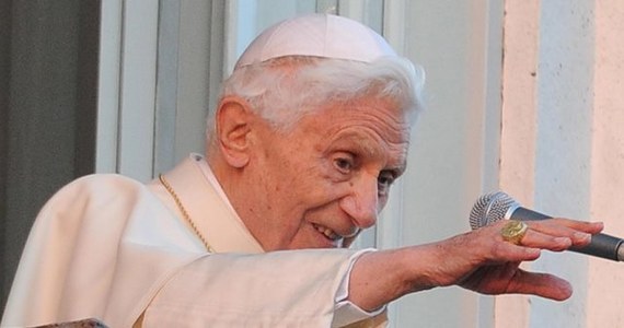 Emerytowany papież Benedykt XVI przeczytał jako pierwszy głośny wywiad, jakiego udzielił Franciszek jezuickiemu pismu "Civilta Cattolica" i na jego prośbę sporządził komentarz do niego - ujawnił współpracownik obu papieży arcybiskup Georg Gaenswein.