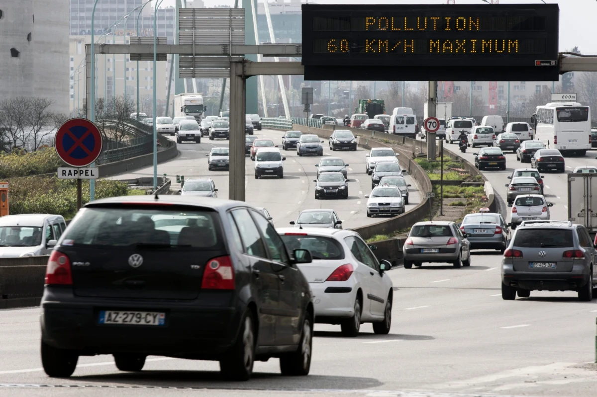 Dziś na ulice Paryża wyjadą tylko samochody i motocykle z numerem rejestracyjnym zakończonym cyfrą nieparzystą. To decyzja francuskiego rządu. Ma pomóc w walce z gęstym smogiem, który już od kilku dni utrzymuje się nad stolicą Francji. 