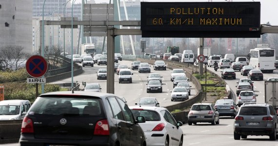 Dziś na ulice Paryża wyjadą tylko samochody i motocykle z numerem rejestracyjnym zakończonym cyfrą nieparzystą. To decyzja francuskiego rządu. Ma pomóc w walce z gęstym smogiem, który już od kilku dni utrzymuje się nad stolicą Francji. 