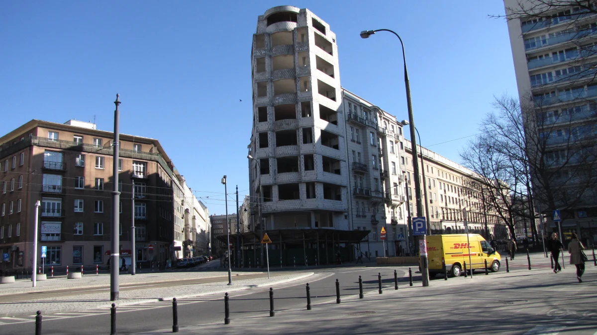 "To skandal, by nie było sposobu na to straszydło" – usłyszała reporterka RMF FM Monika Gosławska od mieszkańców stolicy, którzy chcą dokończenia budowy biurowca przy Placu Politechniki. Niektórzy z nich przyznają, że nie pamiętają od kiedy ten budynek tam stoi. Kiedy słyszą, że aż 21 lat temu inwestor dostał pozwolenie na jego budowę, są zdumieni. Władze dzielnicy twierdzą, że nie mogą nic w tej sprawie zrobić. Dziś w Faktach RMF FM przyglądamy się takimi miejskim straszakom. 