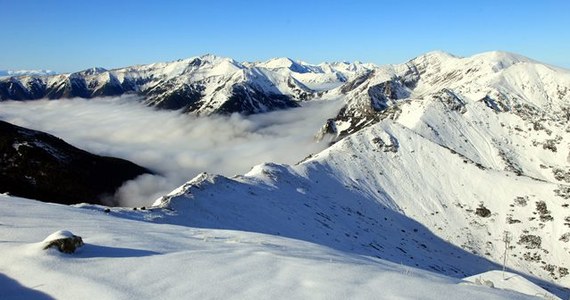 Duże opady śniegu i bardzo silny wiatr spowodowały znaczny wzrost zagrożenia lawinowego. Warunki turystyczne są bardzo trudne - informują tatrzańscy ratownicy. W Tatrach obowiązuje trzeci stopień zagrożenia lawinowego. 
