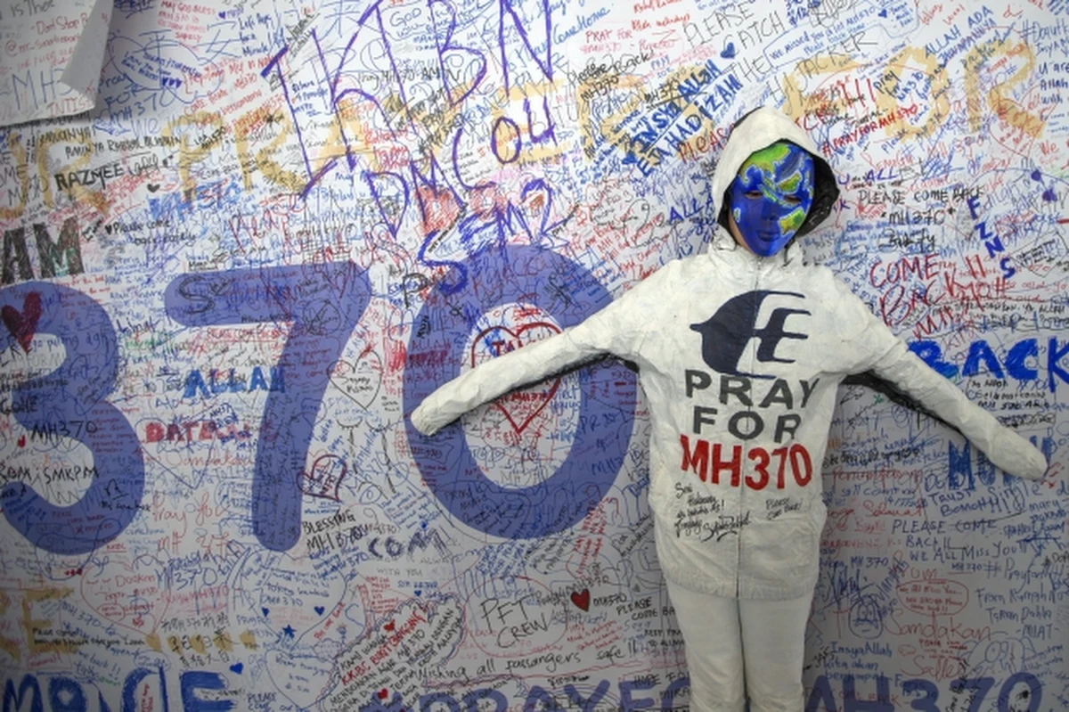 Malezyjska policja poinformowała, że na liście pasażerów zaginionego samolotu Malaysia Airlines był technik pokładowy. Niewykluczone, że 29-latek mógł wiedzieć, jak działają systemy maszyny. Boeing 777 Malaysia Airlines z 239 osobami na pokładzie zniknął z radarów dziewięć dni temu.