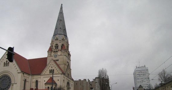 Strażakom udało się zdjąć metalowy krzyż z wieży kościoła przy ul. Piotrkowskiej w Łodzi. Krucyfiks został złamany przez silny wiatr podczas sobotniej wichury. 