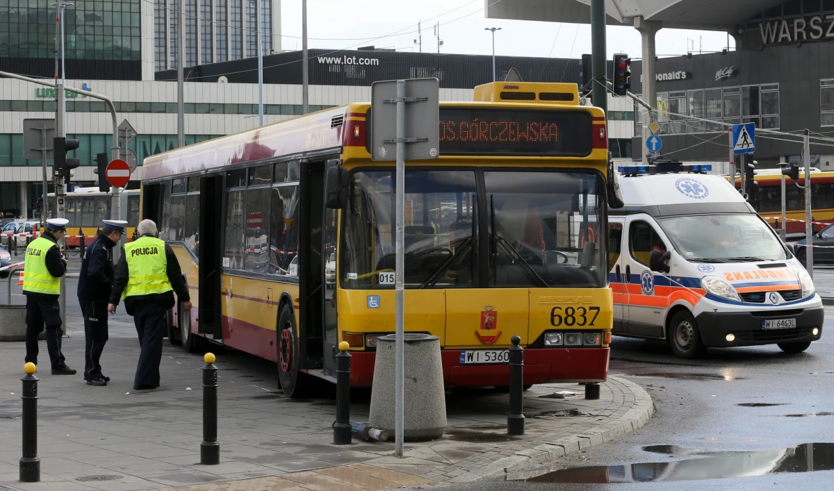 Do groźnego wypadku doszło tuż przy Dworcu Centralnym w Warszawie. Autobus wjechał tam w cztery osoby, które szły chodnikiem. Trzy z nich to młode kobiety, które trafiły do szpitali. Czwartej osobie nic się nie stało. 