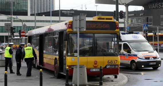 Do groźnego wypadku doszło tuż przy Dworcu Centralnym w Warszawie. Autobus wjechał tam w cztery osoby, które szły chodnikiem. Trzy z nich to młode kobiety, które trafiły do szpitali. Czwartej osobie nic się nie stało. 