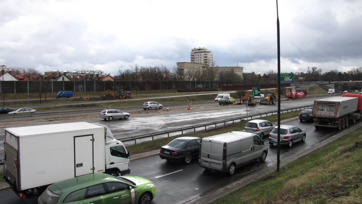 Długie korki i sfrustrowani kierowcy - to obrazek z trasy AK w Warszawie. Utrudnienia są efektem wyłączenia z ruchu północnej nitki trasy między ulicą Gwiaździstą a Powązkowską. Ruch został przeniesiony na nitkę południową - odbywa się dwoma pasami w każdym kierunku. 