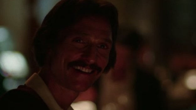 "The Dallas Buyers Club" to prawdziwa historia elektryka z Teksasu - Rona Woodroofa (Matthew McConaughey), u którego w 1986 roku zdiagnozowano AIDS. Biorąc pod uwagę zaledwie parę miesięcy życia oraz brak dostępnych opcji leczenia, sfrustrowany podjął się radykalnych działań. Aby przetrwać, zaczął przemycać z całego świata nietoksyczne i antywirusowe leki, nielegalne w USA. Gdy okazały się one alternatywnym i skutecznym rozwiązaniem, Ron stworzył lukratywny biznes przemytników i tak powstał tytułowy Dallas Buyers Club. Klub, których członkowie czyli chorzy na AIDS za określoną sumę pieniędzy mieli dostęp do tej nowatorskiej formy kuracji.
Zobacz fragment filmu!