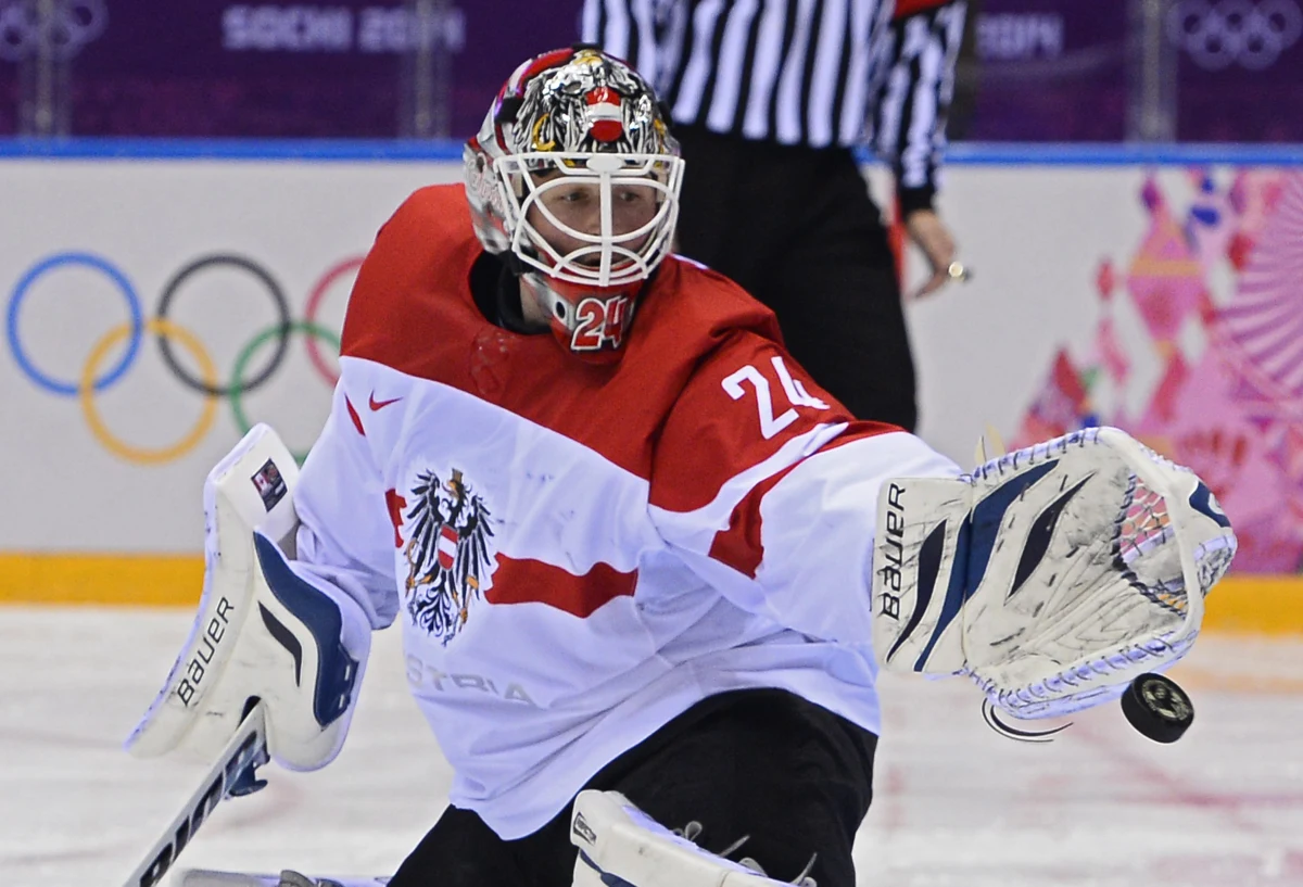 Siedmiu austriackich hokeistów zostało ukaranych grzywnami za picie alkoholu do późnej nocy po meczu fazy grupowej z Norwegią. Nie ujawniono nazwisk zawodników i wysokości kary.