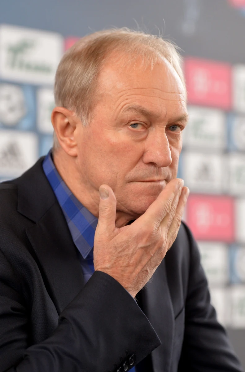 "Ja takich słów nie użyłem, że się podaję do dymisji. Nawet mi na myśl coś takiego nie przyszło. Być może ktoś sobie tak pomyślał, że skoro w klubie nastają problemy pozaboiskowe, to Smuda się podda. Ale my się już przyzwyczailiśmy do pokonywania problemów, były jeszcze gorsze" - powiedział w rozmowie z INTERIA.PL trener Wisły Kraków Franciszek Smuda.