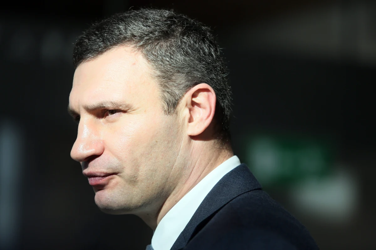 "Jeżeli chroniąca nas międzynarodowa umowa nie działa, to znaczy, że najlepszą formą obrony przed agresją innego państwa jest właśnie posiadanie broni atomowej" – tak twierdzi w rozmowie z RMF FM jeden z liderów nowych ukraińskich władz Witalij Kliczko, przywódca partii UDAR i były bokserski mistrz świata. Kliczko nie jest zadowolony z umiarkowanego wsparcia, jakie Ukraina otrzymuje z zagranicy w związku z rosyjską inwazją na Krym. Bardzo wysoko ceni za to zaangażowanie Polski. "Dostaliśmy od Was ogromne wsparcie, zwłaszcza jeśli chodzi o umożliwienie nam integracji z Europą. Teraz bardzo byśmy chcieli, żeby Polska utrzymała to przyjazne nastawienie do nas jako do sąsiada" – dodaje Kliczko w trakcie rozmowy w Kijowie.